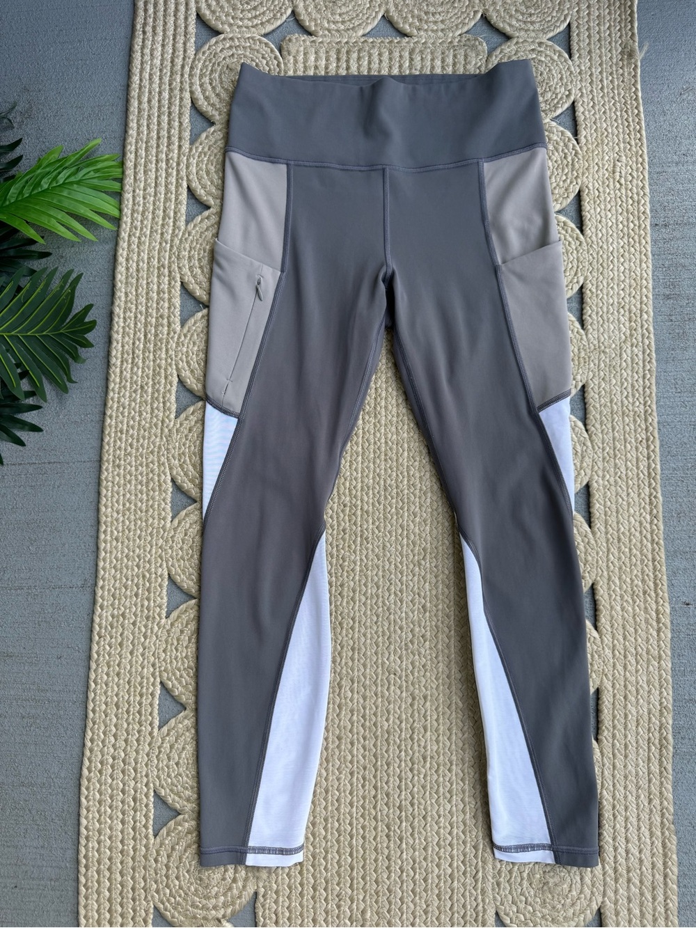 Athleta Colorblock Stash Tight Leggings Gray Taupe White Size Medium Pockets Zip